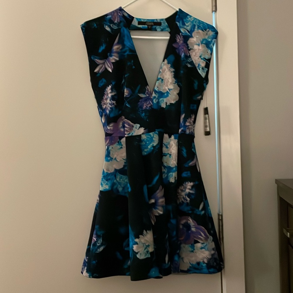 Guess baroque floral deep v dress. Size medium. NWT